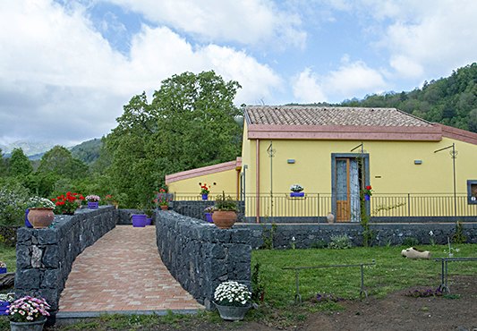 Viola nel Parco - Agriturismo nel Parco dell'Etna Viola nel Parco - Agriturismo nel Parco dell'Etna